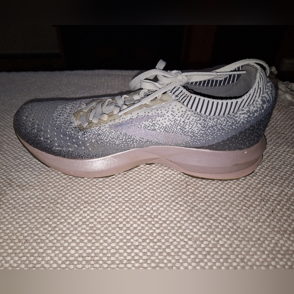 Brooks Levitate 2 in a womens size 7. Pre-loved in good condition - Picture 6 of 11